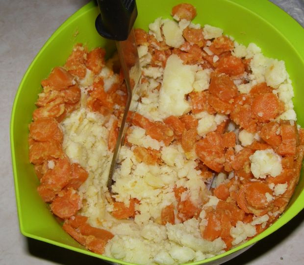 Kotlety z ziemniaków i marchewki
