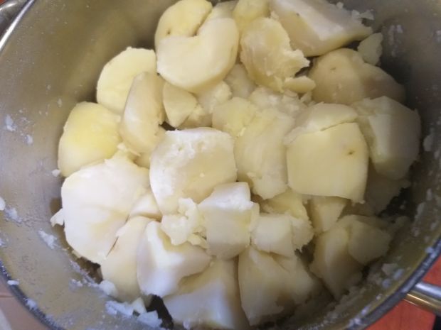 Kotlety ziemniaczane z dodatkiem sera żółtego