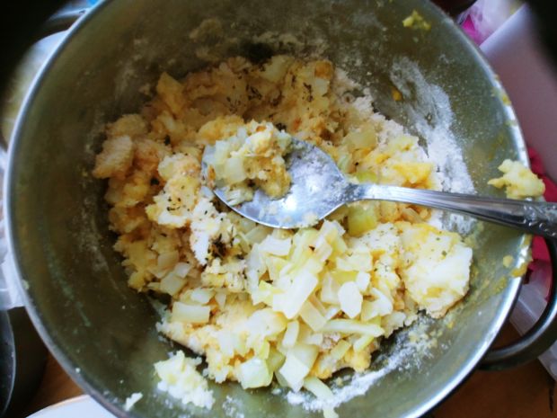 Kotlety ziemniaczane z sosem pieczarkowym