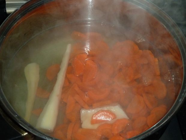 Krem dyniowo-marchewkowy z ziemniakami i koperkiem