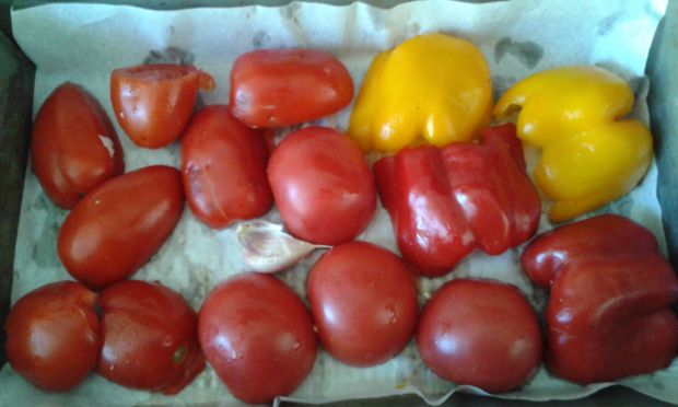Krem z pieczonych pomidorów i papryki z grzankami