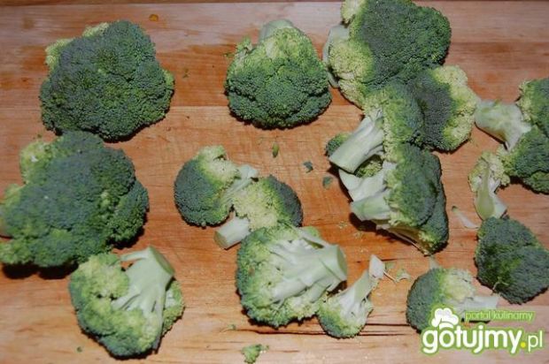 Krem ze świeżych brokułów z grzankami