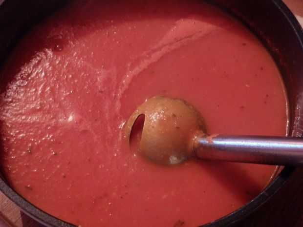 Kremowa pomidorowa z pomidorów z puszki