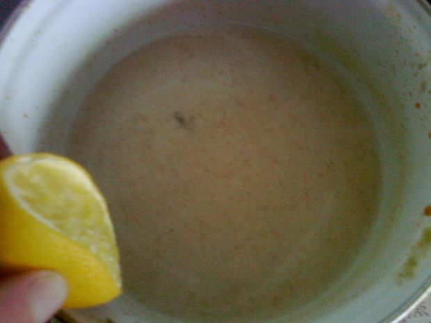 Kremowa zupa cytrynowa z grzankami i słonecznikiem
