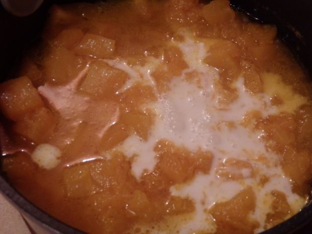 Kremowa zupa z dyni z mleczkiem kokosowym