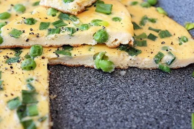 Kremowy omlet z ricottą i zielonym groszkiem