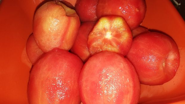 Krojone pomidory bez skórki z cebulą (na zimę)