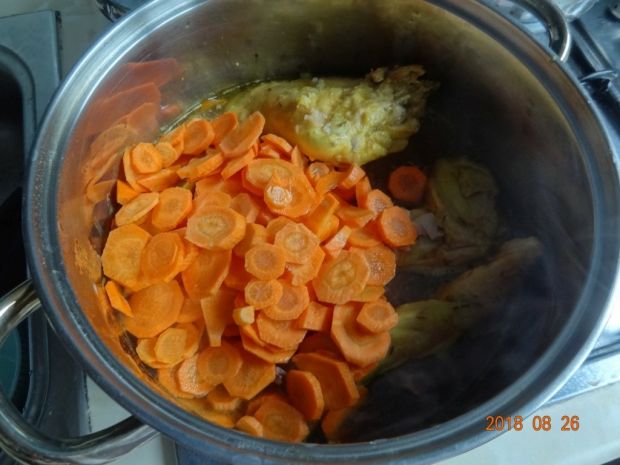 Królik w śmietanie z marchewka i koperkiem