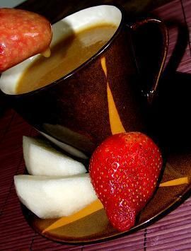 Krówkowe fondue z owocami