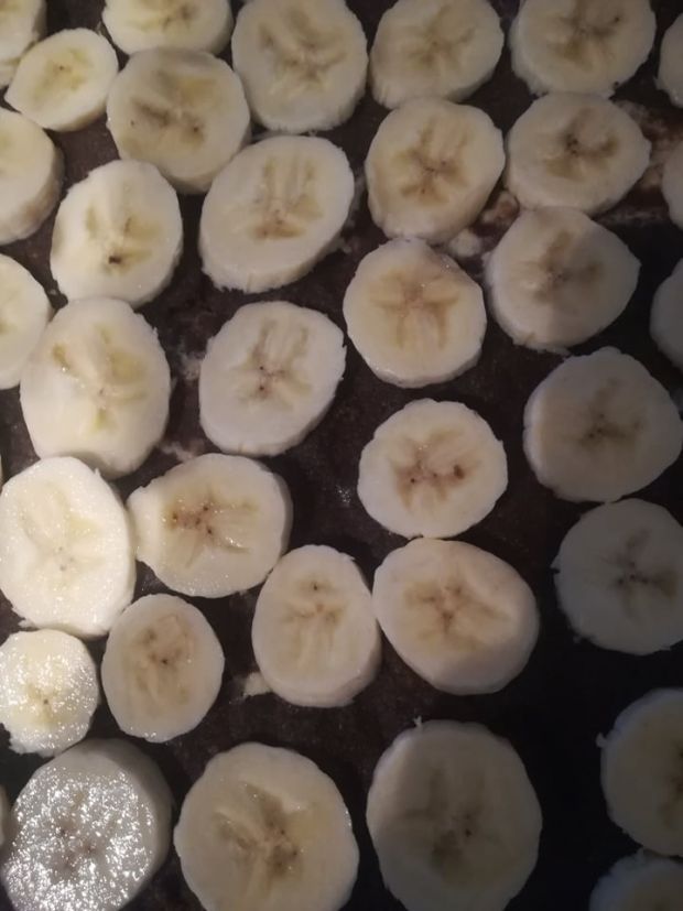 Kruche ciasto kakaowe z pianką i bananami