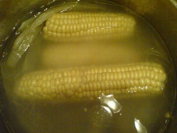 Kukurydza gotowana z dodatkiem masła
