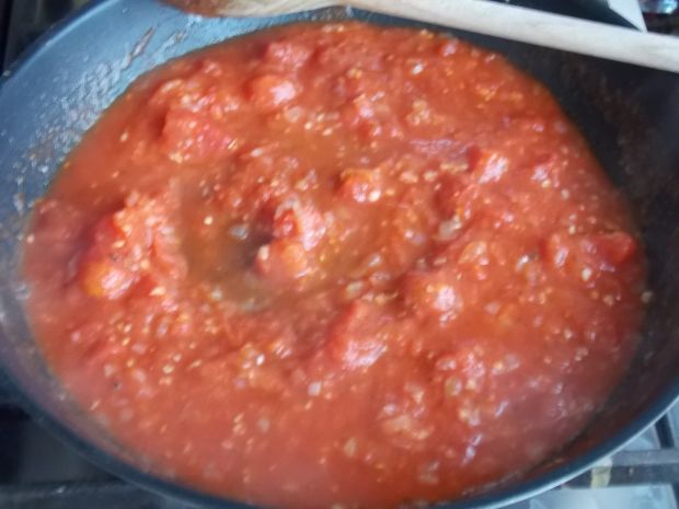 Kuleczki z ciecierzycy w sosie pomidorowym ze szpi