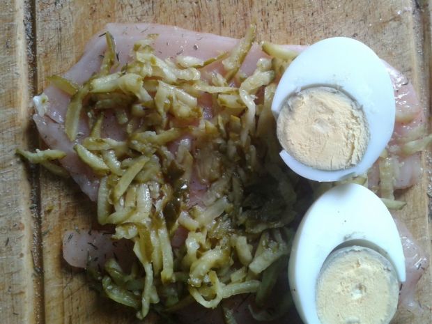 Kurczak faszerowany jajkiem i ogórkiem konserw.