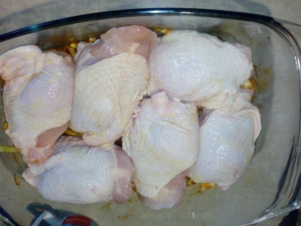 Kurczak pieczony z cukinią, cebulą i porem
