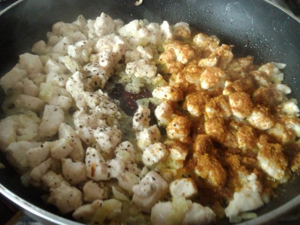 Kurczak z curry i czarnuszką na ryżu 
