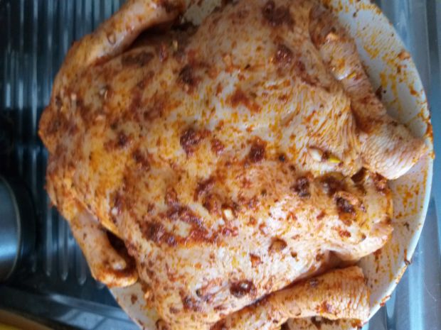 Kurczak z marynaty pieczony w całości w piekarniku
