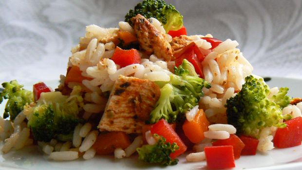 Kurczak z ryżem i warzywami na parze