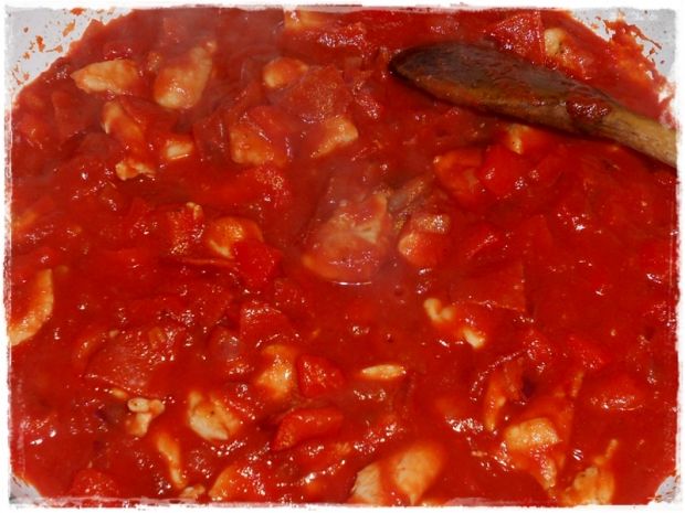 Kurczak z salami w paprykowo pomidorowym sosie 