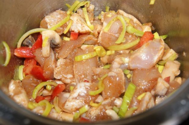 Kurczak z warzywami i orzechami- chińskie smaki