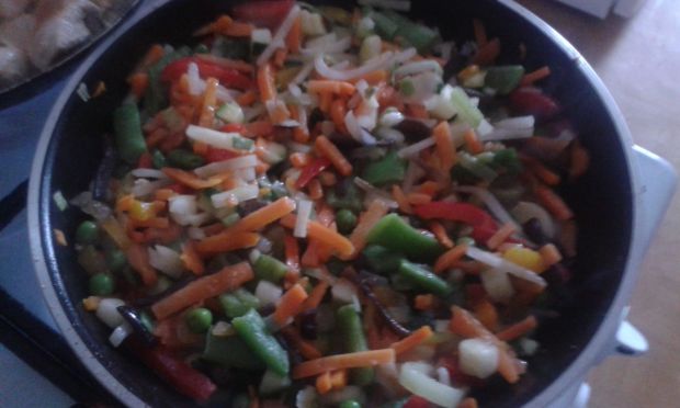 Kurczak z warzywami na ryżu
