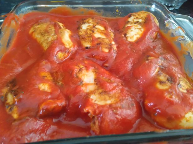 Kurczak zapiekany w sosie pomidorowym