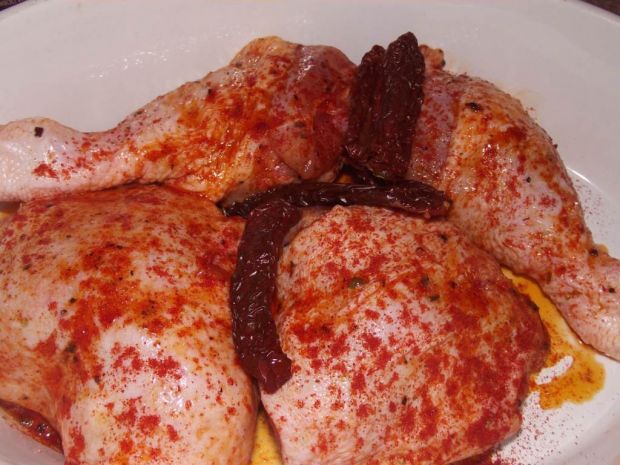 Kurczak ziołowo-paprykowy pieczony z pomidorami