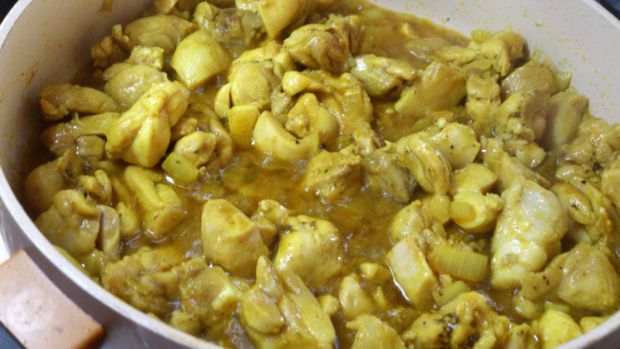 Kurczakowa potrawka z curry i kurkumą