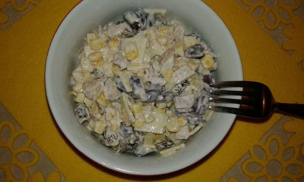 Kurczakowo - serowo - pomiodorowa sałatka