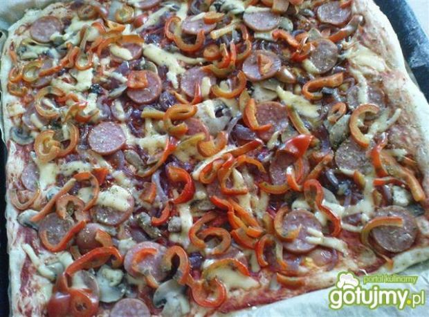Kwadratowa pizza z kiełbasą 