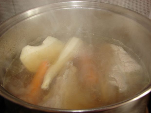Kwaśna zupa na żeberkach