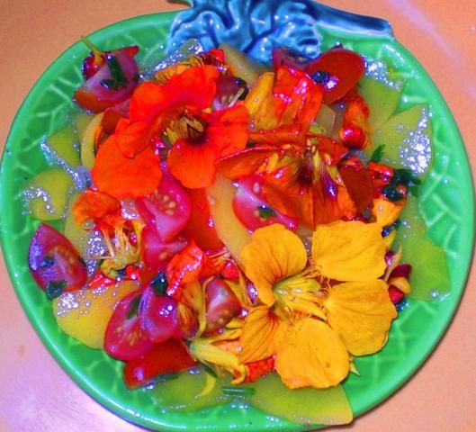 Kwiaty nasturcji z pomidorem i brzoskwią