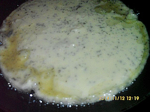 Łamany omlet z otrębami owsianymi i bazylią