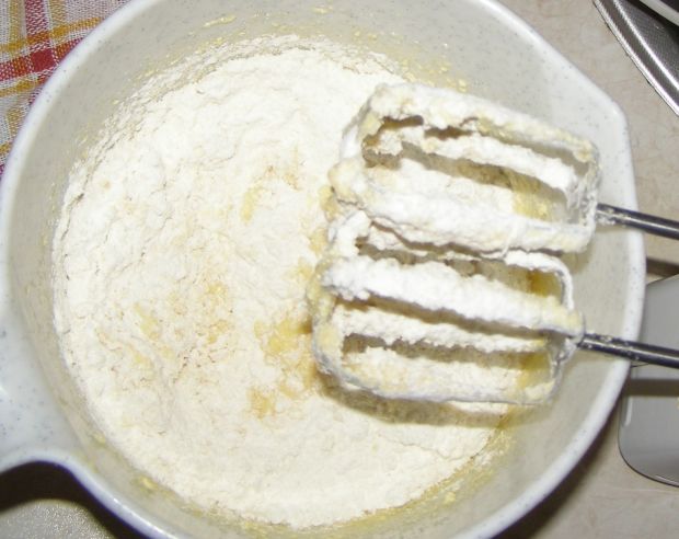 Łatwe ciasto ucierane z rabarbarem i kruszonką
