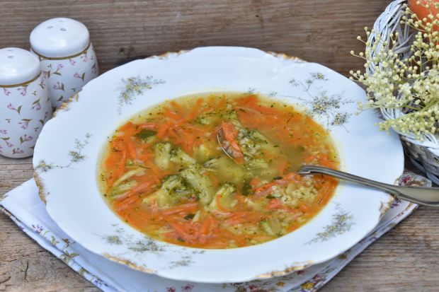 Lekka zupa z warzyw z brokułem i kaszą