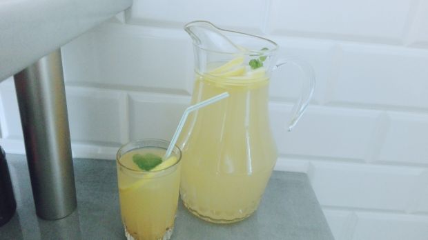 Lemoniada jabłkowo-cytrynowa z miętą