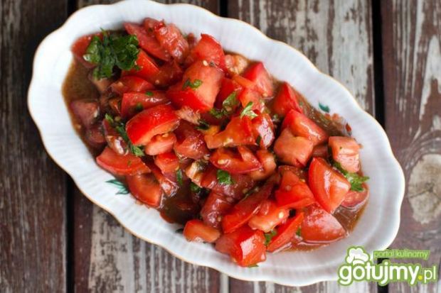 Letnia frittata z sałatką z pomidorów