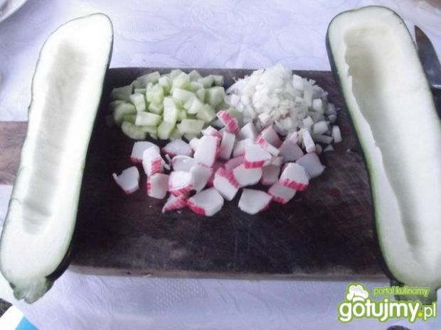 Łódeczki cukiniowe z warzywami i surimi