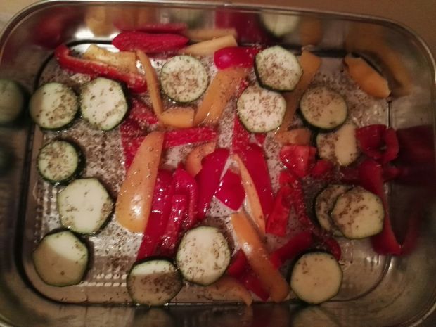 Łosoś pieczony z warzywami i ziemniakami