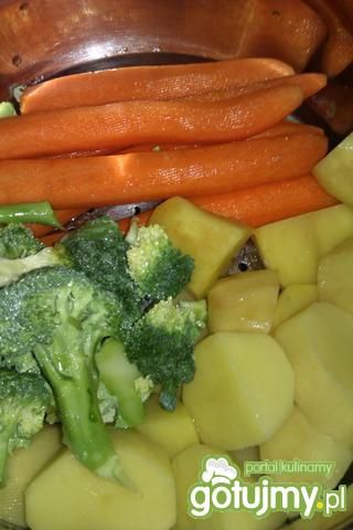 Łosoś z warzywami na parze