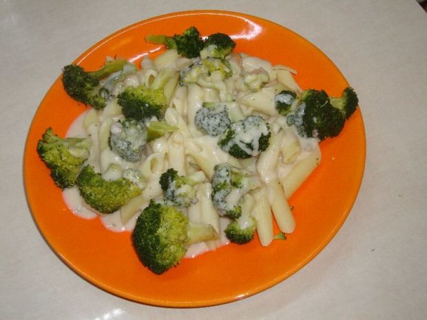 Makaron brokuły i sos serowy