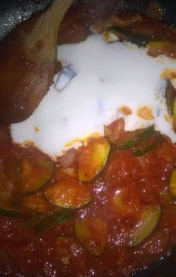 Makaron gryczany z cukinią w sosie pomidorowym