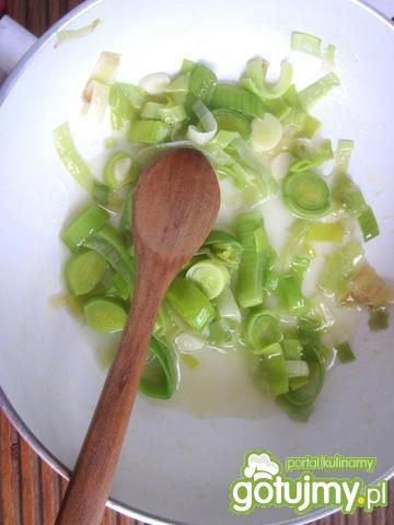 Makaron kółka w sosie porowym z brokułem