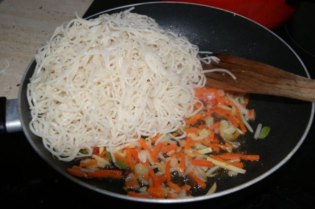 Makaron na chiński sposób z warzywami