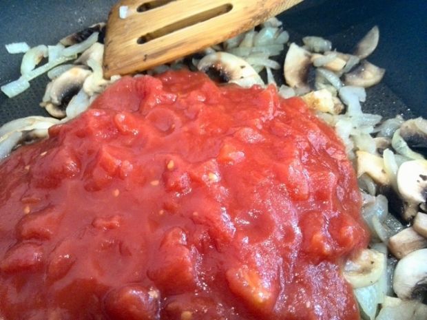 Makaron na rukoli w sosie pomidorowym