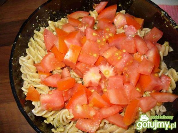 Makaron razowy z pesto i pomidorami 