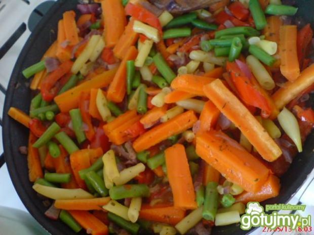 Makaron rurki z warzywami z patelni