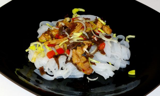 Makaron ryżowy z kurczakiem i grzybami mun