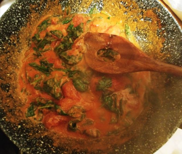 Makaron ryżowy z sosem pomidorowo-szpinakowym