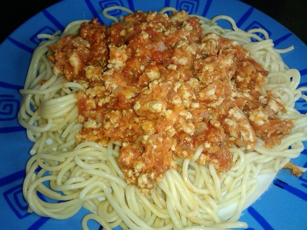 Makaron spagetti z sosem mięsnym