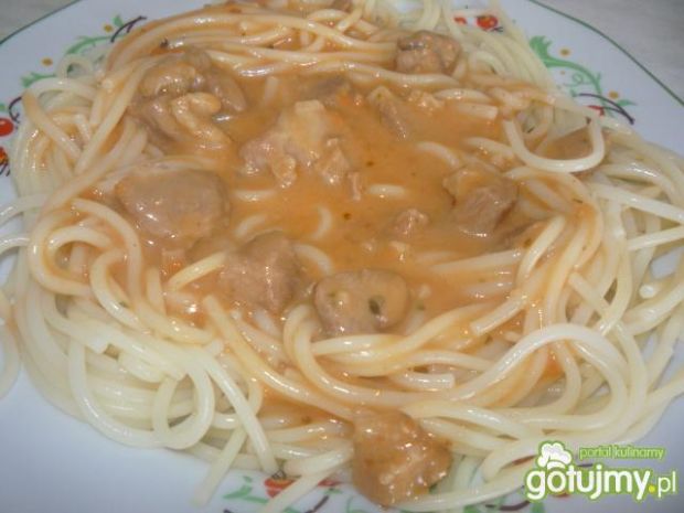 Makaron spaghetti z dobrym sosem